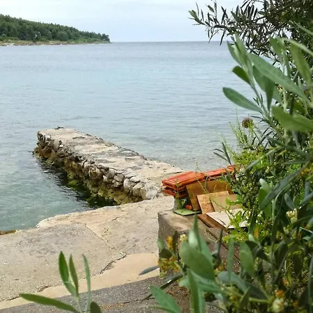 New Seafront Yvonne, Sleeps 5 Lukoran
