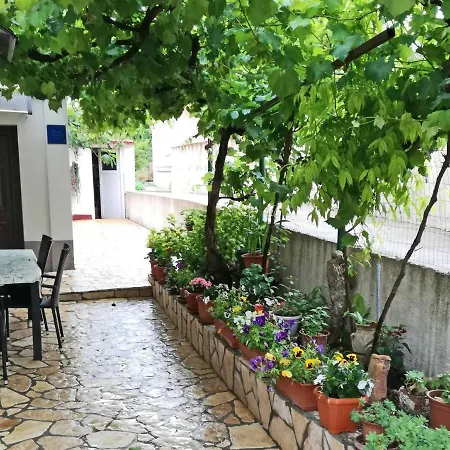 New Seafront Yvonne, Sleeps 5 *
